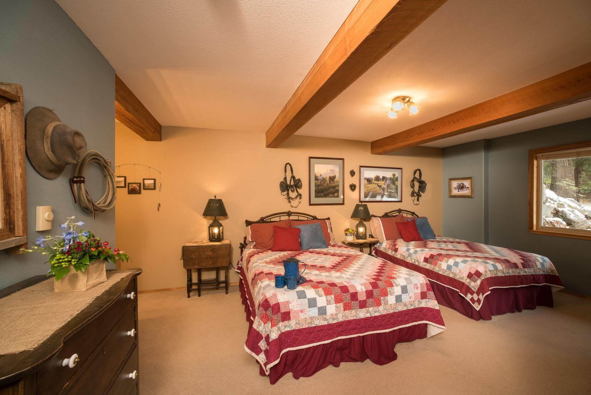 Western Pleasure Guest Ranch แซนด์พอยต์ ภายนอก รูปภาพ