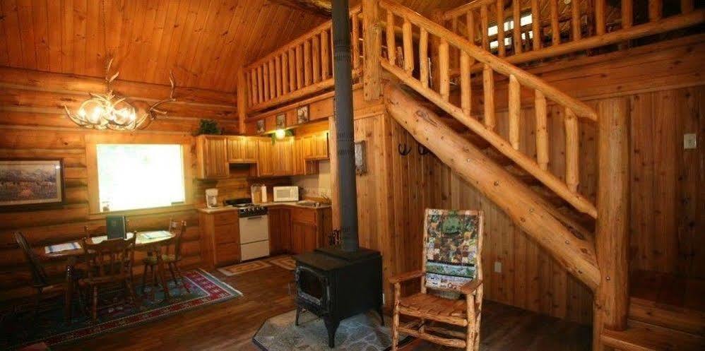 Western Pleasure Guest Ranch แซนด์พอยต์ ภายนอก รูปภาพ